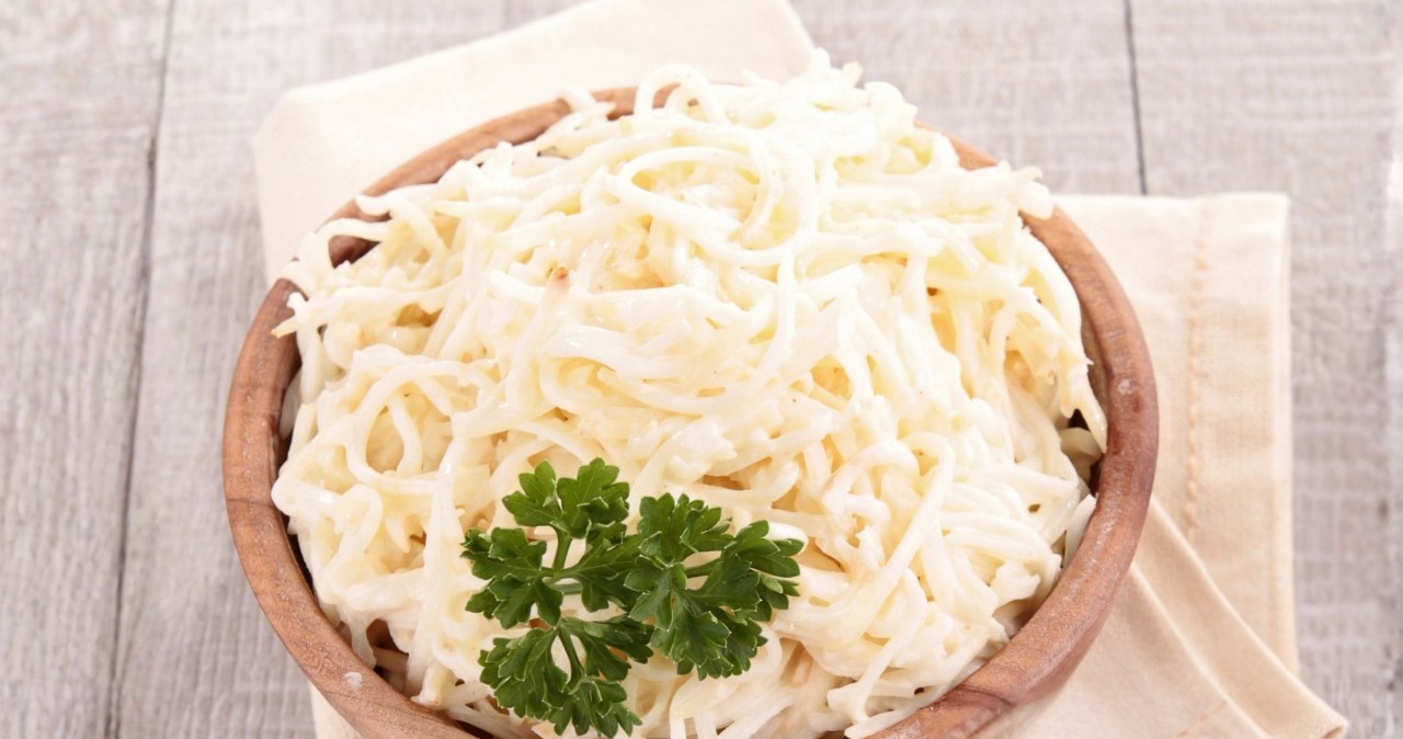 Surówka z selera korzeniowego to smaczny i zdrowy dodatek do obiadu /margouillat /123RF/PICSEL
