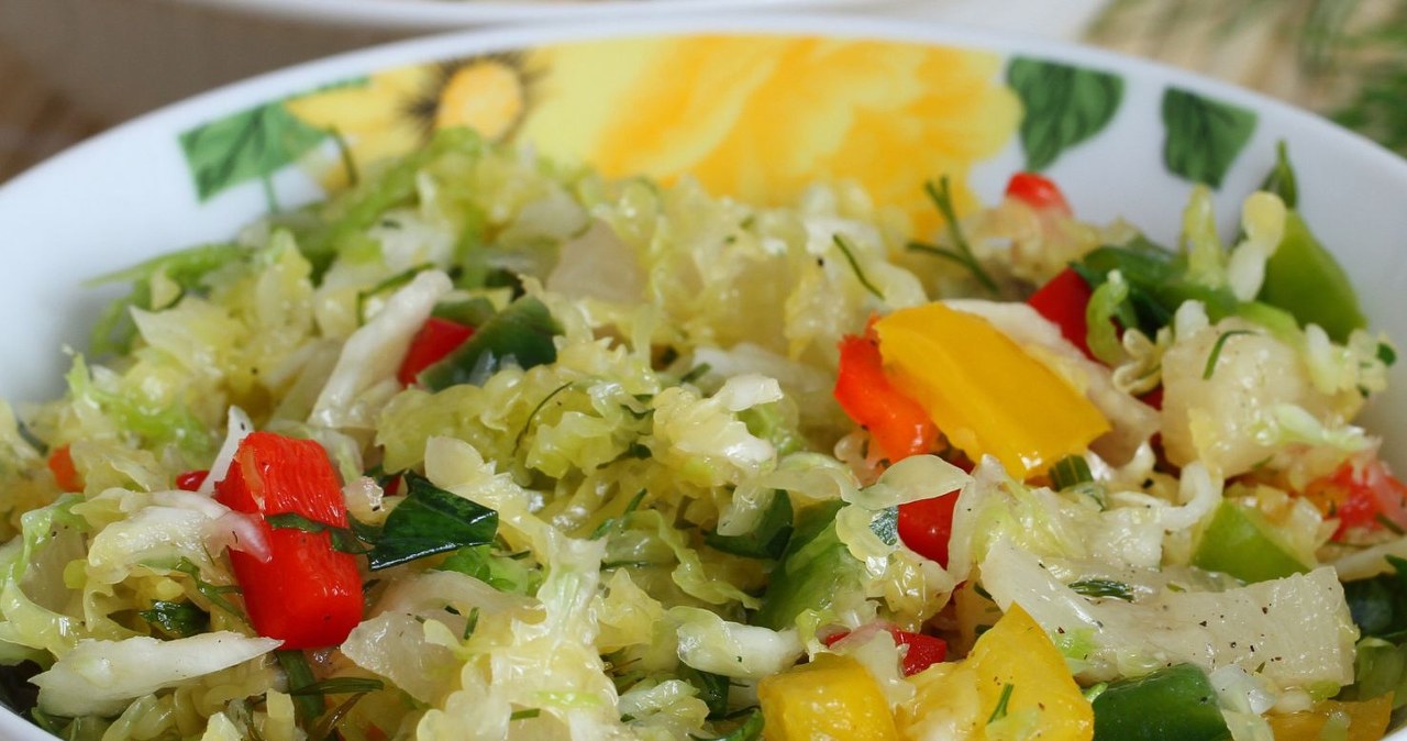 Surówka z włoskiej kapusty to smaczny dodatek do każdego obiadu /graletta /123RF/PICSEL