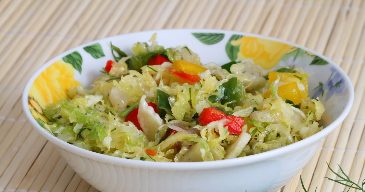 Surówka z włoskiej kapusty wychodzi soczysta i chrupiąca /graletta /123RF/PICSEL