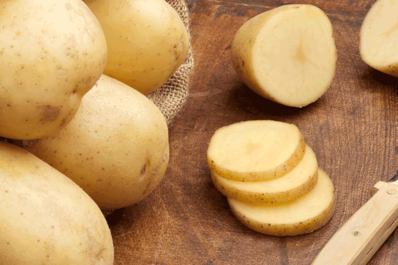Surowy ziemniak pomoże na cienie pod oczyma /123RF/PICSEL