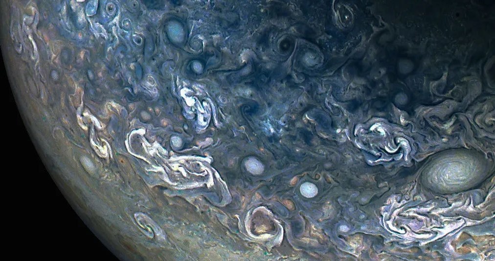 Surrealistyczne chmury Jowisza uchwycone przez sondę Juno 12 maja 2024 r. /NASA/JPL-Caltech/SwRI/MSSS; image processing by Gary Eason © CC BY /materiał zewnętrzny