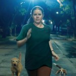 Surrealistyczny film ominął polskie kina. Brawurowa rola Amy Adams