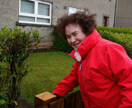 Susan Boyle przed swoim domem fot. Jeff J Mitchell /Getty Images/Flash Press Media