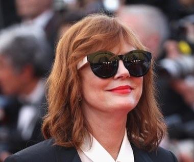 Susan Sarandon przełamała kanony festiwalowej mody, występując w czarnym smokingu marki Saint Laurent i biżuterii Dauphin.

Pap Life