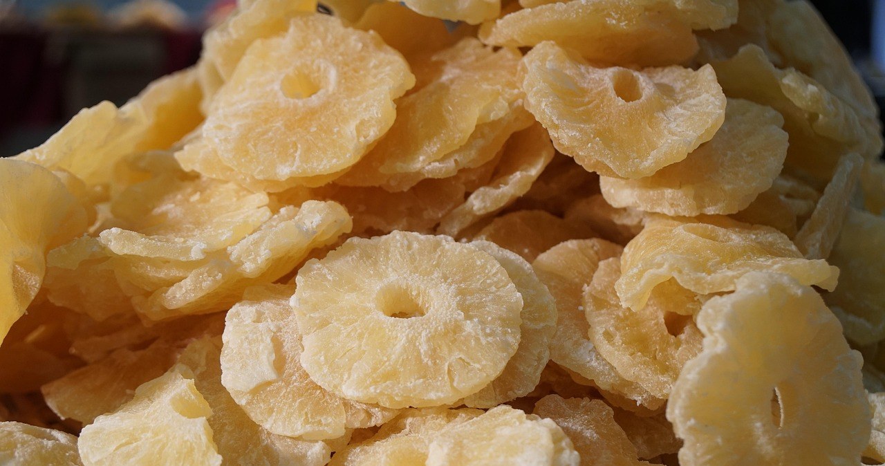 Сушений ананас зберігає багато цінних властивостей свіжого фрукта, але в більш концентрованому вигляді /pixabay.com