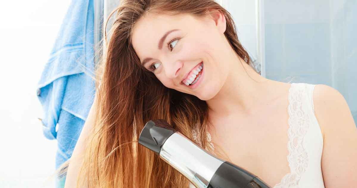 Suszarka przydaje się nie tylko do suszenia włosów /123RF/PICSEL