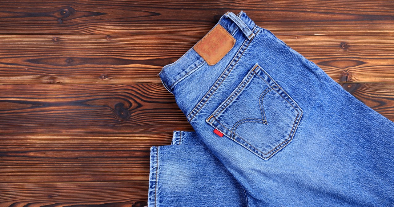 Suszenie jeansów w suszarce nie jest najlepszym pomysłem. Spodnie mogą się skurczyć. /123RF/PICSEL