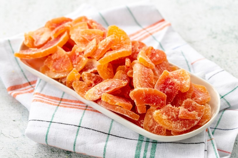 Suszona papaja ma więcej kalorii i więcej cukru niż papaja świeża /123RF/PICSEL