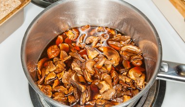 Suszone grzyby gotuj dokładnie tyle czasu. Inaczej będą twarde i stracą smak