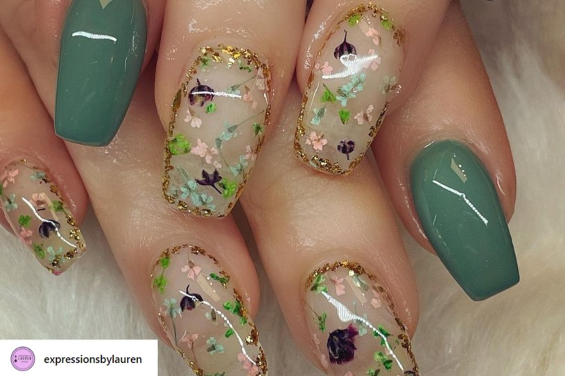 Suszone kwiaty na paznokciach to hit nadchodzącej wiosny /Instagram
