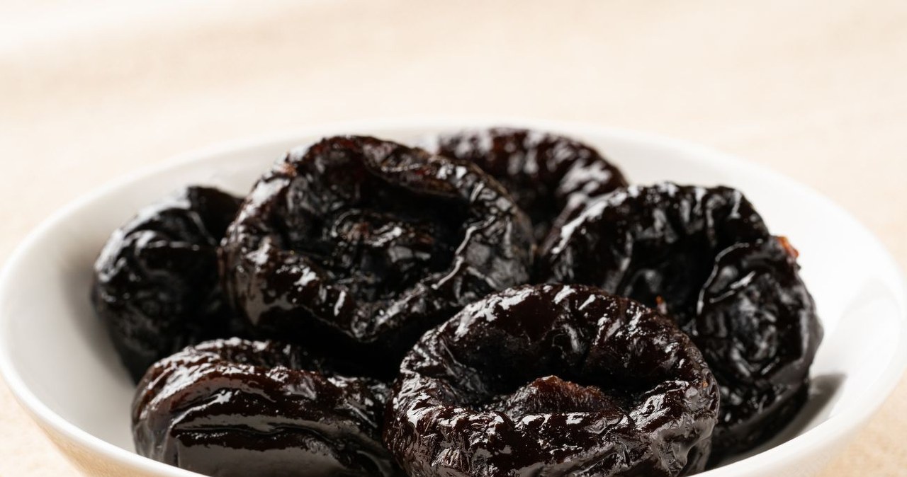 Suszone śliwki zjadane na noc zapewnią zdrowy i spokojny sen /hanasaki /Canva Pro