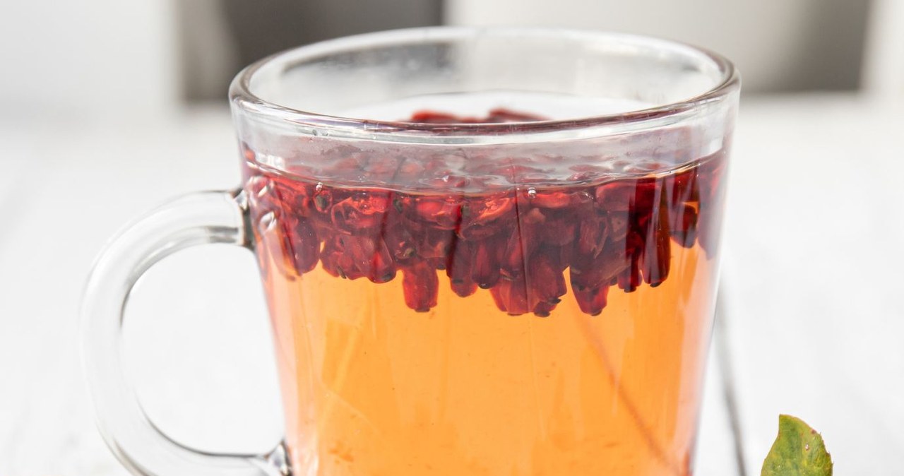 Suszony berberys można dorzucić do przestudzonej herbaty, aby oddał jej swoje prozdrowotne właściwości /fotohelin /Canva Pro