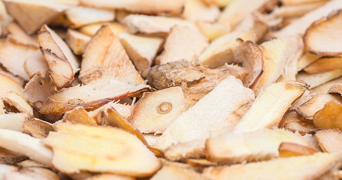 Suszony galangal przypomina z wyglądu korzeń imbiru /thatreec /Canva Pro