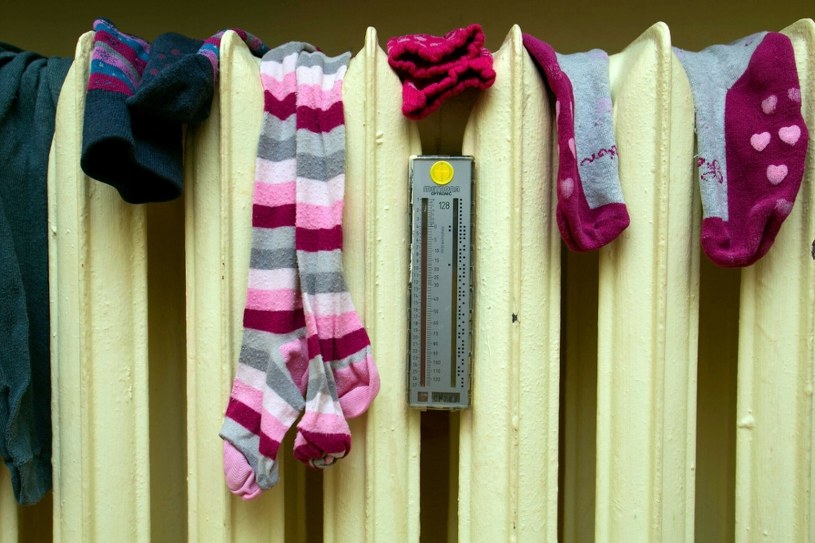 Suszysz pranie w ten sposób? To ogromny błąd. Oto jak prawidłowo suszyć ubrania w domu 