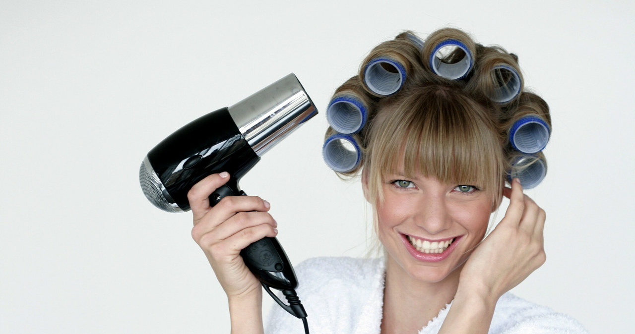 ​Suszysz włosy suszarką po każdym myciu? Trycholog komentuje /M. FISEROVA /East News