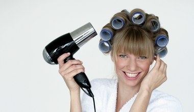 ​Suszysz włosy suszarką po każdym myciu? Trycholog komentuje