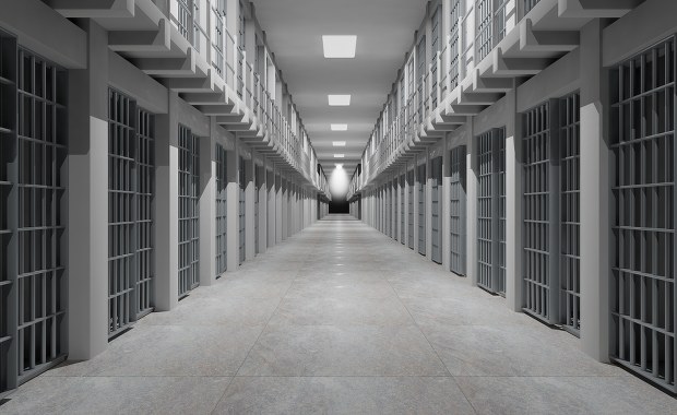 Suwałki: 25 lat więzienia za brutalne zabójstwo sprzed 21 lat