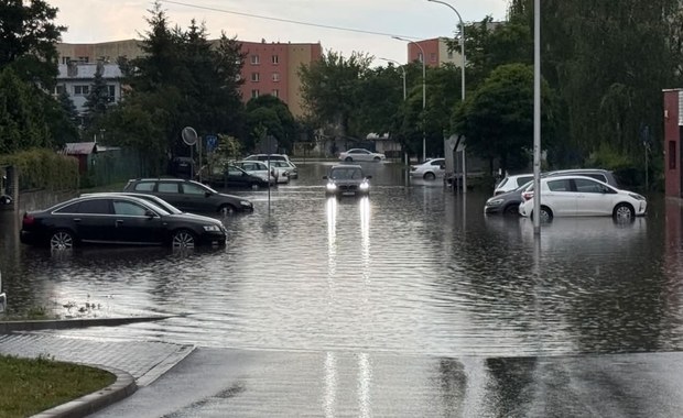Suwałki zalane. Woda wlewała się przez dach