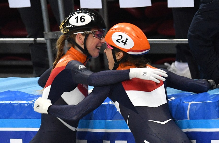 Suzanne Schulting oraz Lara van Ruijven cieszą się z medalu /VASSIL DONEV /PAP/EPA