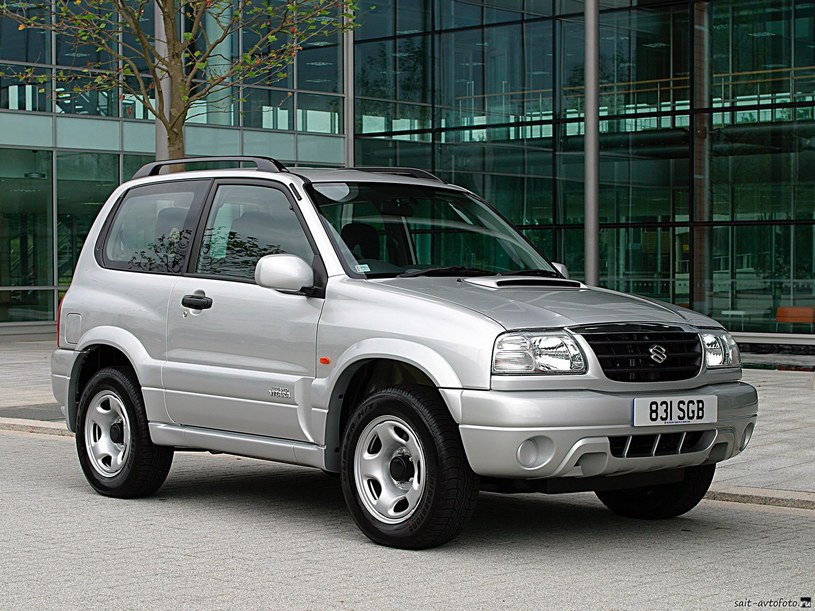Suzuki Grand Vitara (1998- 2005) jest większa niż Pinin, ma ramę i prymitywny napęd 4x4. /Suzuki