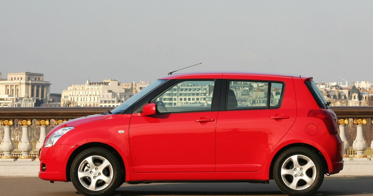 Suzuki Swift generacji produkowanej od 2005 roku to auto o atrakcyjnej stylizacji; dobrze jeździ nawet w podstawowej wersji 1.3 /materiały prasowe