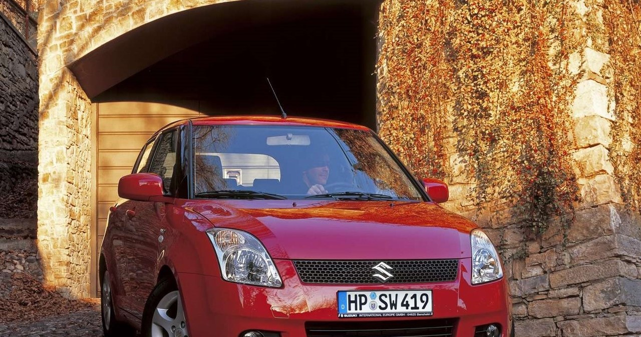 Suzuki Swift w odmianie z automatem dostępne jest z silnikami benzynowymi 1,3 o mocy 92 KM lub 1,5 generującym 102 KM. /materiały prasowe