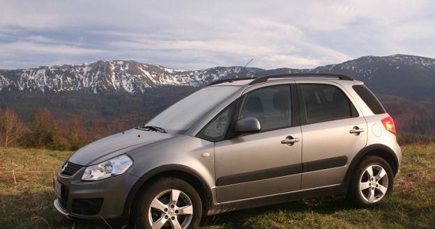 Suzuki SX4 z napędem wszystkich kół nadaje się i do miasta i w góry /INTERIA.PL