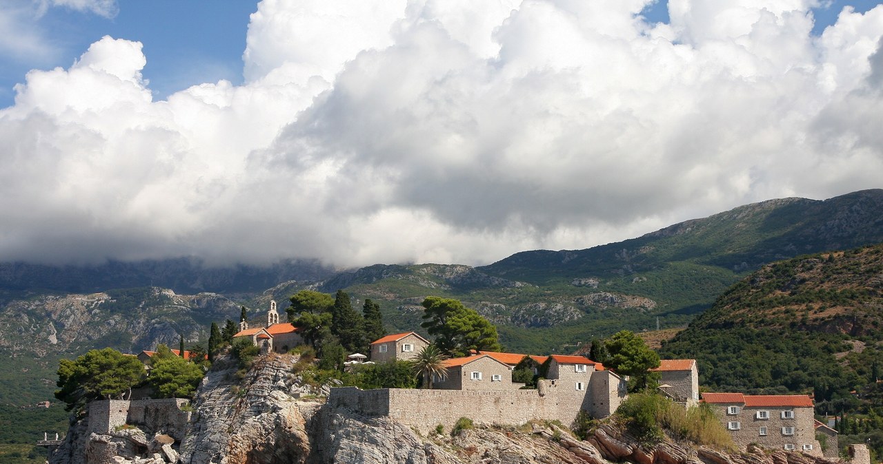 Sveti Stefan uznawana jest za symbol i jedno z najbardziej rozpoznawalnych miejsc Czarnogóry. /East News