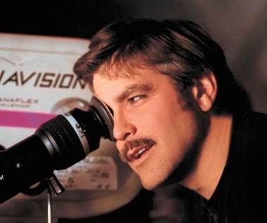 Swą pozycję w Hollywood Clooney ugruntował jednak nie tyle jako aktor, co jako autor.  W 2002 roku po raz pierwszy zasiadł na reżyserskim fotelu, realizując zwariowany film szpiegowski "Niebezpieczny umysł" (na zdjęciu), rola w którym przyniosła Samowi Rockwellowi Srebrnego Niedźwiedzia na festiwalu w Berlinie. 

Prawdziwym przełomem okazał się jednak kolejny film - "Good Night, and Good Luck" - opowieść o słynnym dziennikarzu telewizyjnym Edwardzie R.Murrowie, który Clooney nie tylko wyreżyserował, lecz także podpisał się pod nim jako współautor scenariusza.

To wtedy z przystojnego aktora stał się poważnym autorem, którego filmowe wypowiedzi były nie tylko artystycznymi, lecz także politycznymi deklaracjami.

 

 
 