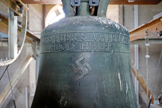 Swastyka i napis "Wszystko za ojczyznę. Adolf Hitler" na kontrowersyjnym dzwonie /RONALD WITTEK /PAP/EPA