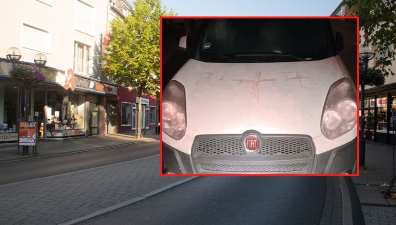 Swastyka namalowana krwią na jednym z 50 samochodów w Nanau w Niemczech /Foto: Shutterstock/ Polizeipräsidium Südosthessen /