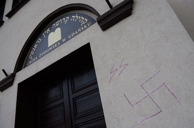 Swastyki i znaki SS na fasadzie Nowej Synagogi w Gdańsku. Zdjęcie z listopada 2013 r. /Adam Warżawa /PAP