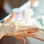 Swędzące dłonie? Sprawdź, co może ukrywać się za tym objawem i jak skutecznie sobie z nim radzić