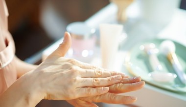 Swędzące dłonie? Sprawdź, co może ukrywać się za tym objawem i jak skutecznie sobie z nim radzić
