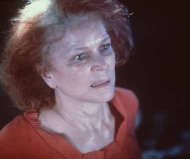 Swego rodzaju wyjątkiem od tej reguły była rola artystki w znakomitym obrazie Darrena Aronofskyego "Requiem dla snu" (2000). W adaptacji powieści Huberta Selby'ego Jr., będącej historią czwórki bohaterów, dla których używki stają się ucieczką przed otaczającą rzeczywistością, aktorka wcieliła się w Sarę Goldfarb, samotną i starzejącą się kobietę, która po otrzymaniu propozycji występu w ulubionym show, rozpoczyna walkę z nadwagą, aby dobrze wypaść w telewizji. Szybko uzależnia się od "dieta-cud" pigułek, w konsekwencji lądując w szpitalu na oddziale psychiatrycznym. Nadziei na ratunek nie ma dla niej żadnej, bo jej jedyny krewny, syn Harry (Jared Leto), sam jest narkomanem żyjącym marzeniami.