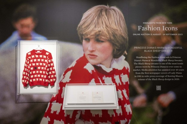 Sweter księżnej Diany został sprzedany za ponad milion dolarów /PAP/Abaca