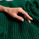 Sweter skurczył się w praniu? Ta metoda, chociaż dziwna, zawsze działa