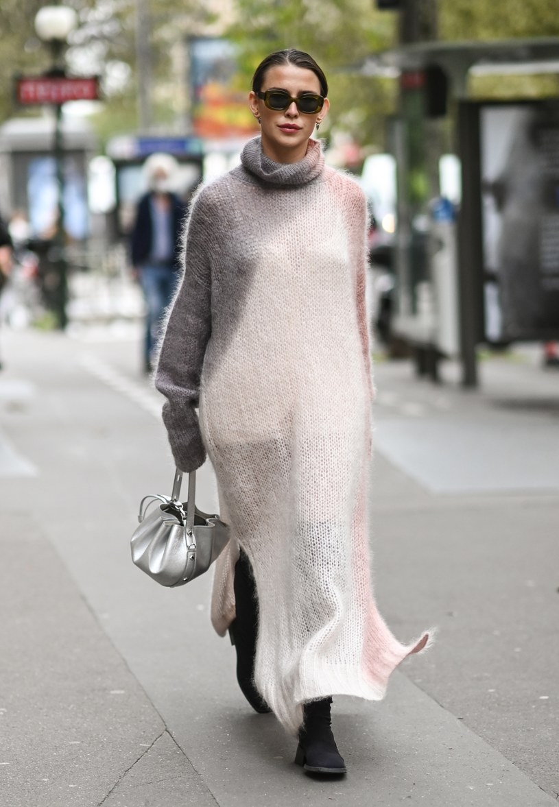 Sweterkowe sukienki królują jesienią 2021 / Daniel Zuchnik / Contributor /Getty Images