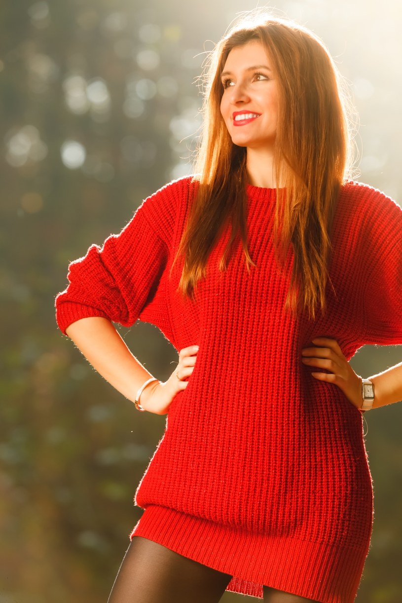 Swetrowa sukienka to idealna baza jesiennych stylizacji /123RF/PICSEL