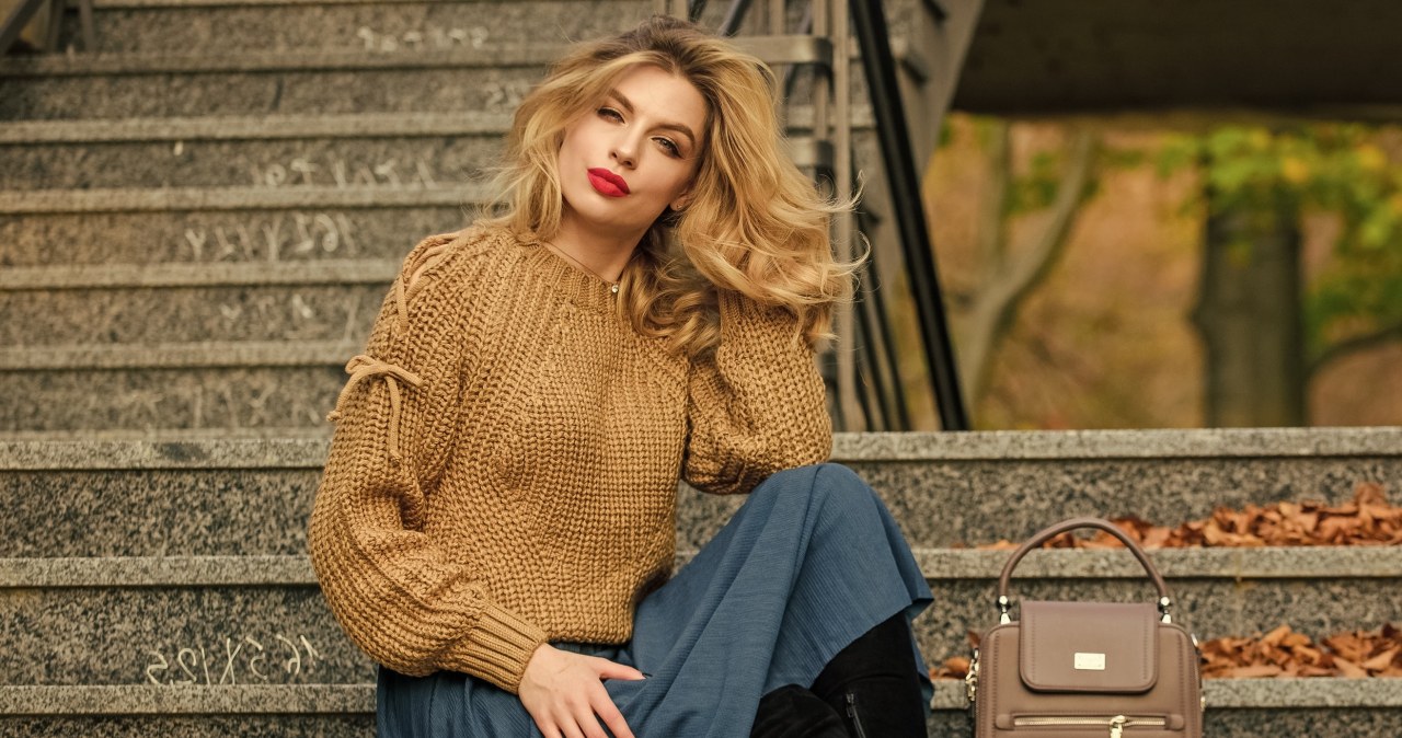 Swetry w odcieniach beżu i brązu są hitem tego sezonu