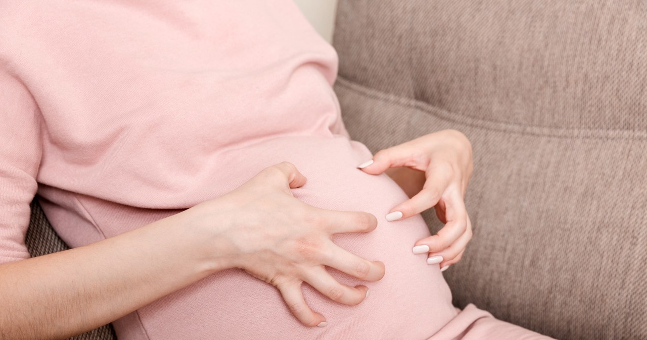 Świąd skóry na brzuchu ciężarnej wynika ze zmian, jakie zachodzą w niej pod wpływem powiększającej się macicy /123RF/PICSEL