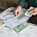 Świadczenia po urodzeniu dziecka. Ile mogą dostać rodzice?