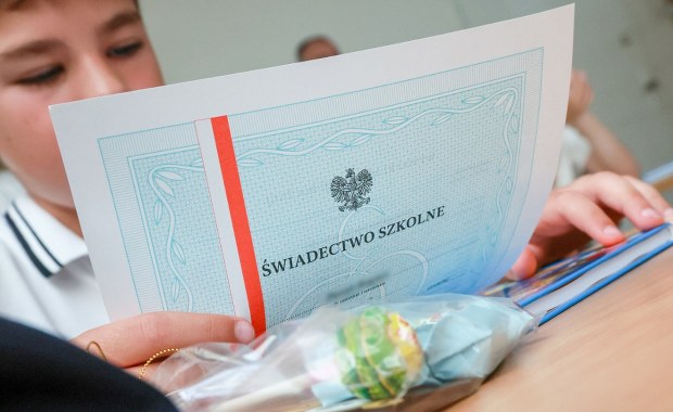 Świadectwo z biało-czerwonym paskiem. Co daje podczas rekrutacji?
