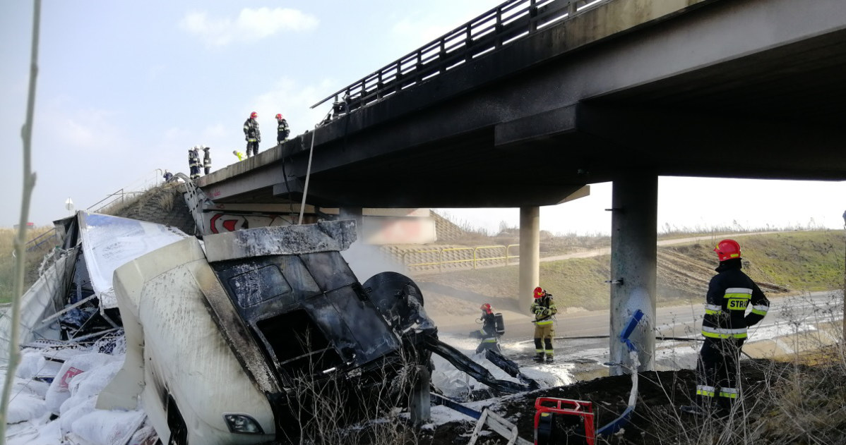 Świadek pomógł kierowcy wyjść z kabiny /Policja