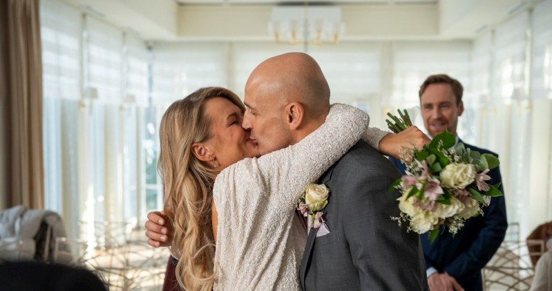 Świadkami przysięgi będą tylko najbliżsi: Maria, Michał oraz Mania /Źródło: AIM