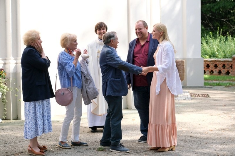 Świadkami przysięgi małżeńskiej Kiemliczów będą: Modry, Barbara oraz Kisielowa /Źródło: AIM