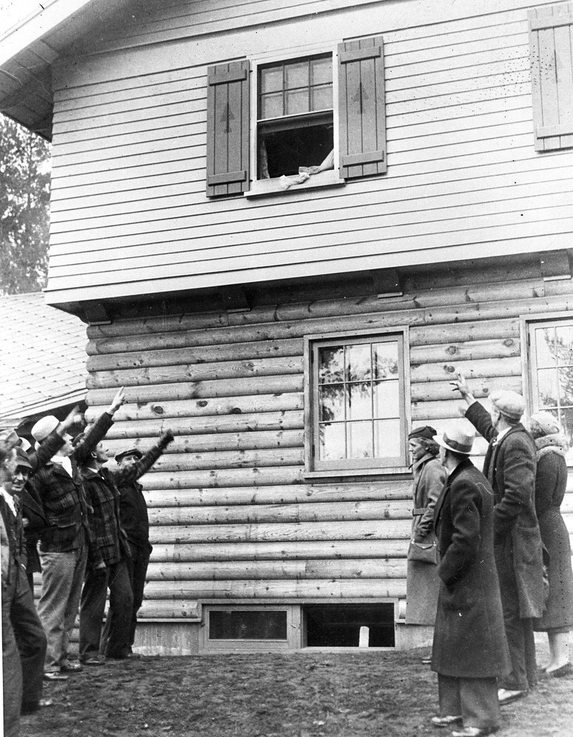Świadkowie wskazują miejsce, gdzie przed stróżami prawa ukrywał się Dillinger /East News
