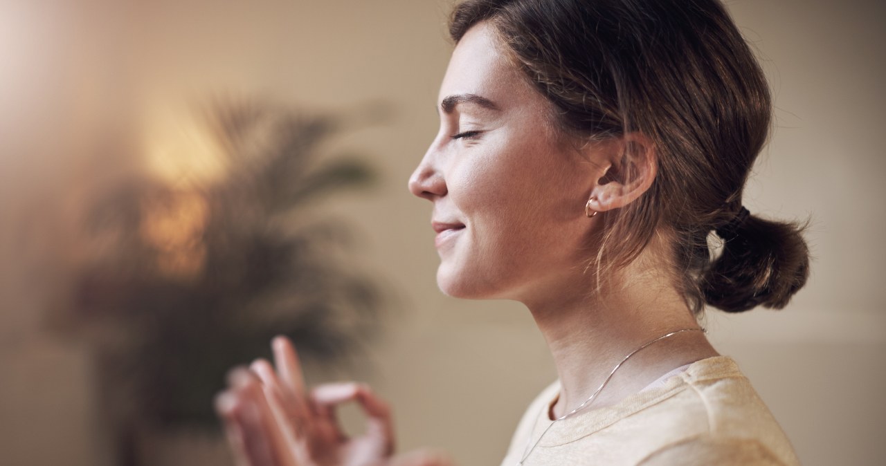 Świadomy oddech pomaga regulować ciśnienie krwi oraz ułatwia zasypianie /123RF/PICSEL