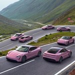 Świat pełen różowych Porsche Taycanów. To dzieło Polaka