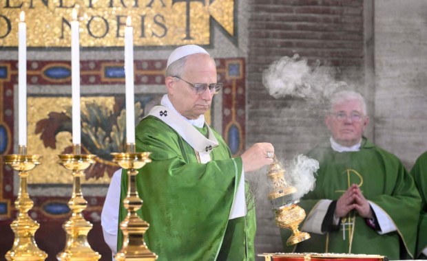 "Świat przyzwyczaja nas do tego...". Ważne przesłanie Leona XIV